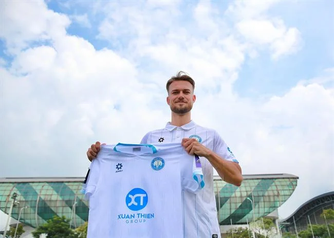 Hình ảnh tượng trưng cho các điều khoản và điều kiện, với các tài liệu pháp lý và chữ ký điện tử, thể hiện sự đồng thuận và hợp pháp trong môi trường cá cược c54 Đá Gà, sử dụng tông màu đỏ và trắng